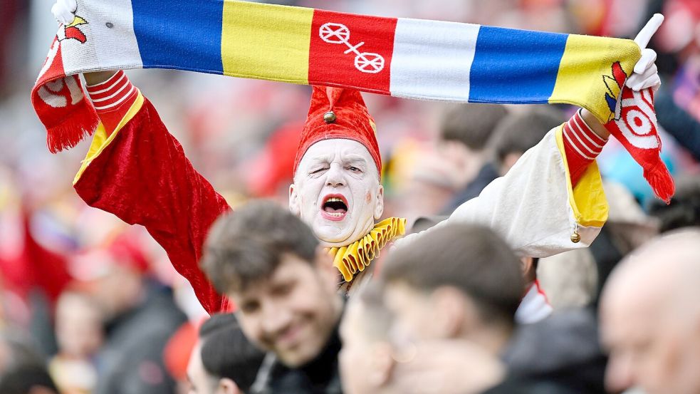 Närrische Fans beim Mainzer Fasnachtsspieltag Foto: Uwe Anspach/dpa