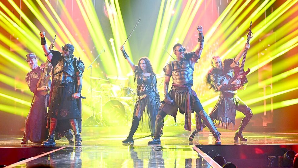 Mit einem Spektakel brachte die Mittelalter-Rockband Feuerschwanz die Juroren im deutschen ESC-Vorentscheid zum Rätseln. Foto: -/ RTL+/dpa