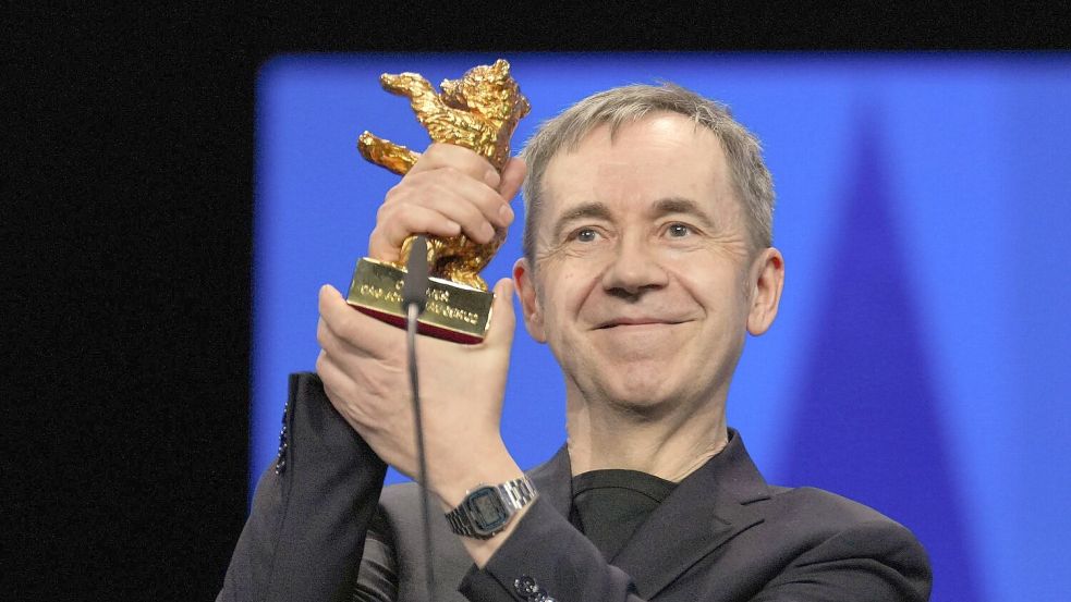 Dag Johan Haugerud mit dem Hauptpreis. Foto: Soeren Stache/dpa