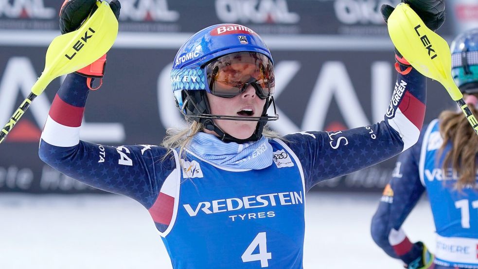 100 Weltcup-Siege: Mikaela Shiffrin konnte es zunächst selbst kaum glauben. Foto: Piermarco Tacca/AP/dpa