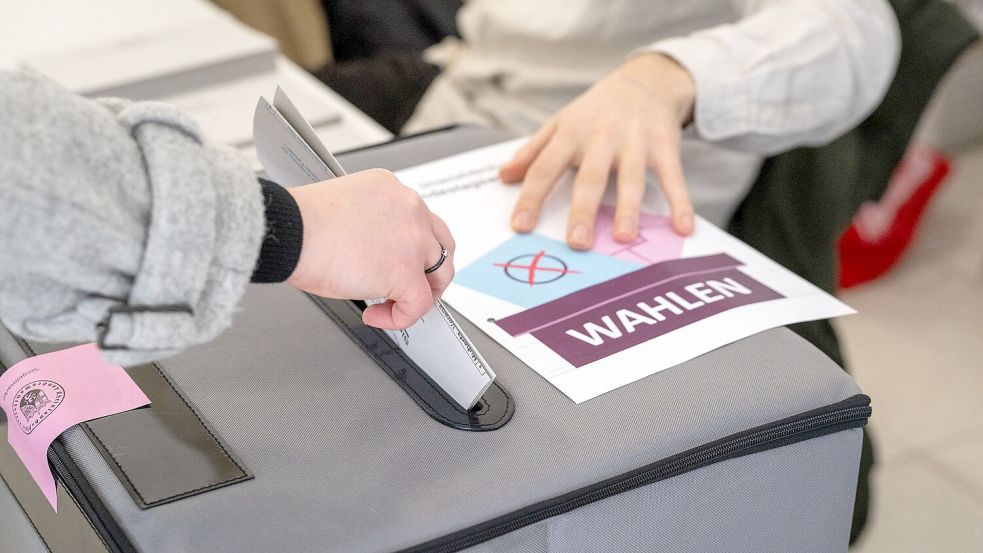 Die Umfragen vor der Wahl hatten die Union klar vorn gesehen - aber für welche Koalitionsoptionen es reicht, war noch offen. Foto: Harald Tittel/dpa