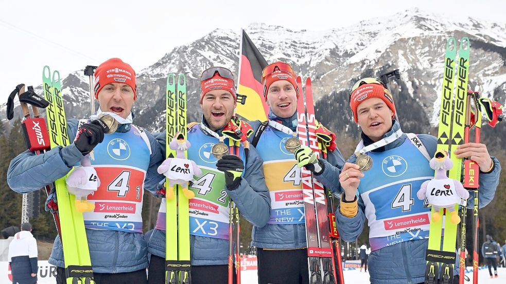 Nach fünf Jahren wieder eine Medaille: Die DSV-Männer mit Bronze. Foto: Martin Schutt/dpa