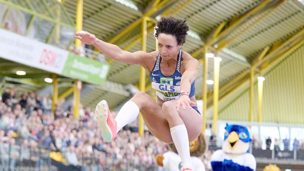 Weitspringerin Malaika Mihambo tat sich bei der Hallen-DM in Dortmund schwer. Foto: Bernd Thissen/dpa