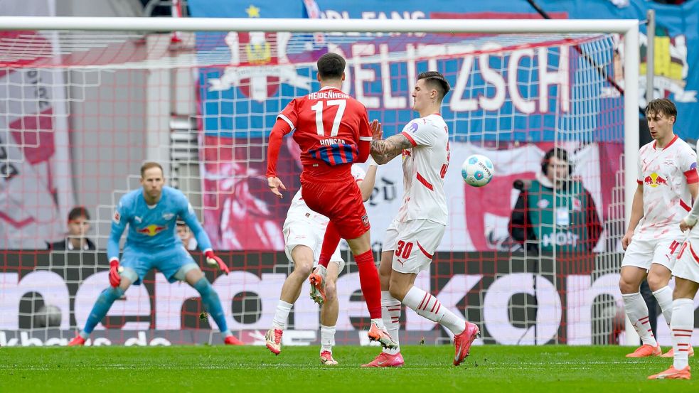 Heidenheim schafft mit der ersten Offensivaktion die Führung gegen RB Leipzig. Foto: Hendrik Schmidt/dpa