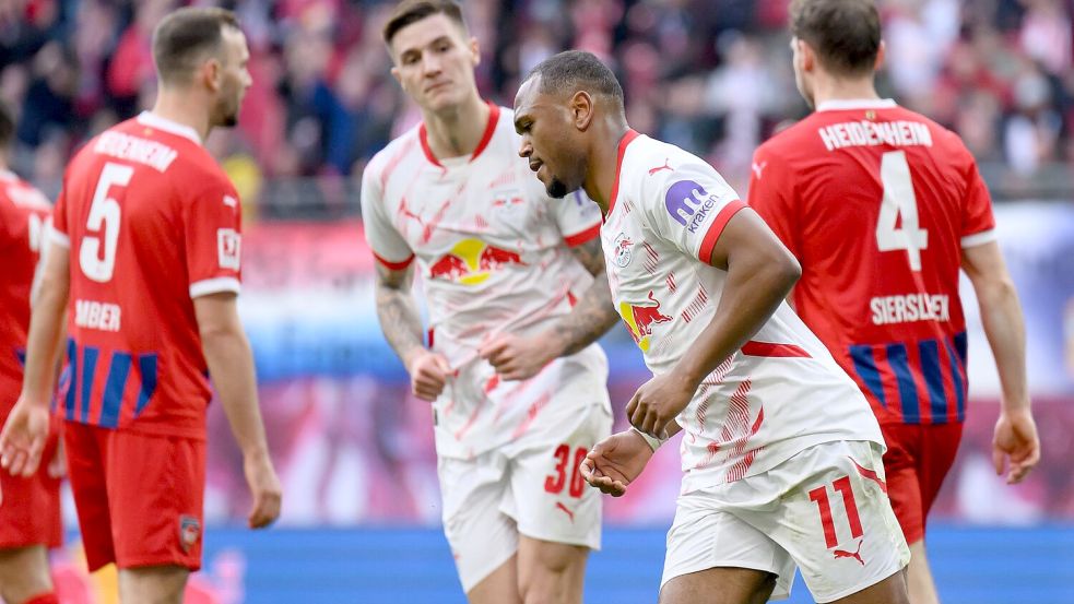 Openda (2.v.r.) beendet seine Torflaute und trifft zum 1:2-Anschluss für RB Leipzig. Foto: Hendrik Schmidt/dpa