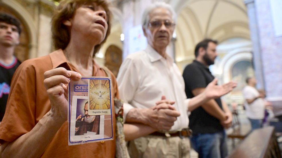 In Franziskus‘ Heimat Argentinien beten Gläubige für seine Genesung. Foto: Fernando Gens/dpa