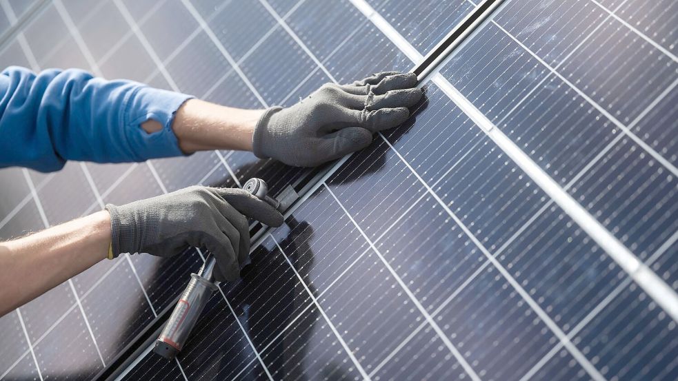 Der Einsatz von Sonnenenergie an Wohngebäuden soll dazu beitragen, den Verbrauch fossiler Brennstoffe in Deutschland deutlich zu reduzieren. Foto: Marijan Murat/dpa