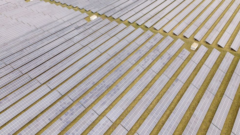 Ein Solarpark der BayWa r.e. in Mecklenburg-Vorpommern am Ostseeflughafen Barth. Die Baywa-Muttergesellschaft verkauft notgedrungen ihre Beteiligung an dem Ökostromunternehmen an den Schweizer Partner E.I.P. Foto: Bernd Wüstneck/dpa