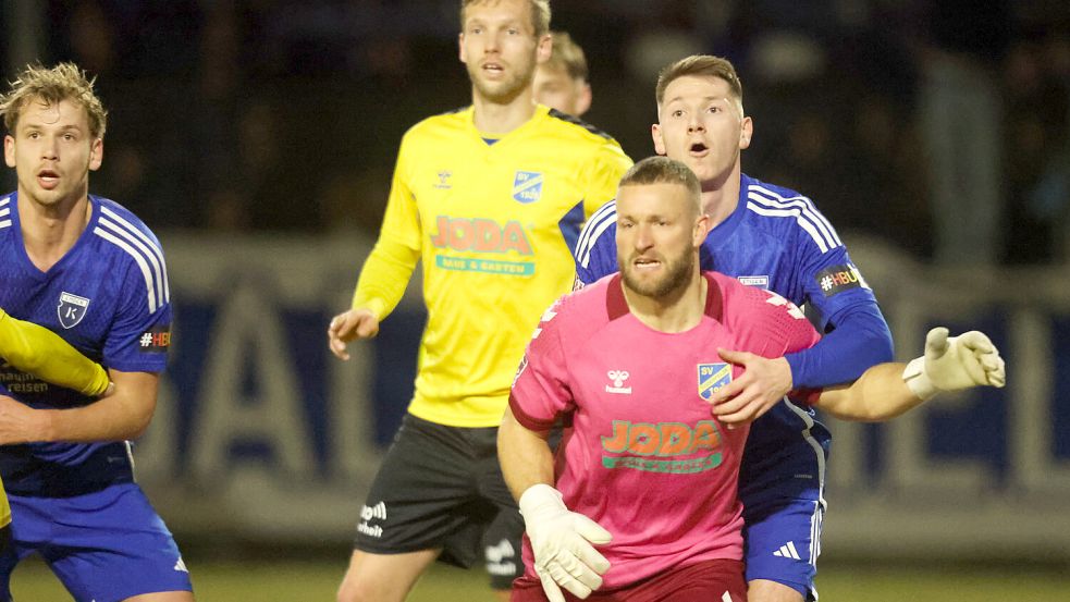 Todesfeldes Torwart Fabian Landvoigt (hier im Duell mit Julian Stöhr) spielt ab dem 3. März auch in der Baller League mit. Foto: Doden/Emden