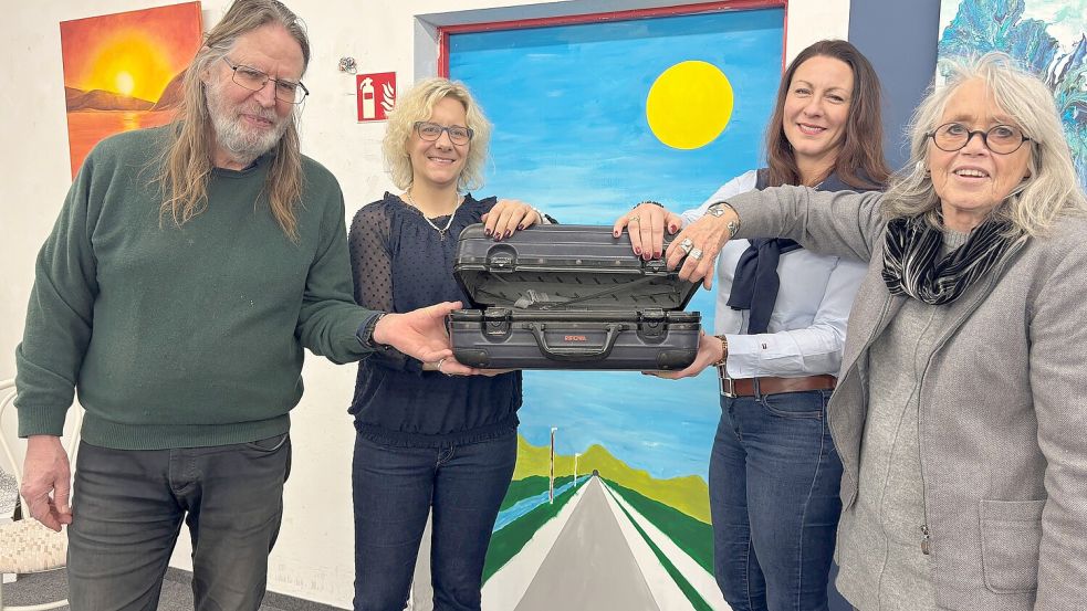 Freuen sich auf viele gepackte Koffer: Michael de Witt (Zwischenraum), Cathrin Meenken (Pastorin Lambertigemeinde), Britta Baumann (Hospizverein) und Gila Altmann (Zwischenraum). Foto: Mieke Matthes