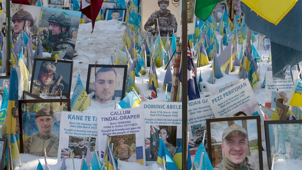 Zehntausende ukrainische Verteidiger sind im Kampf gegen den russischen Angriffskrieg bisher gefallen. Foto: Efrem Lukatsky/AP/dpa