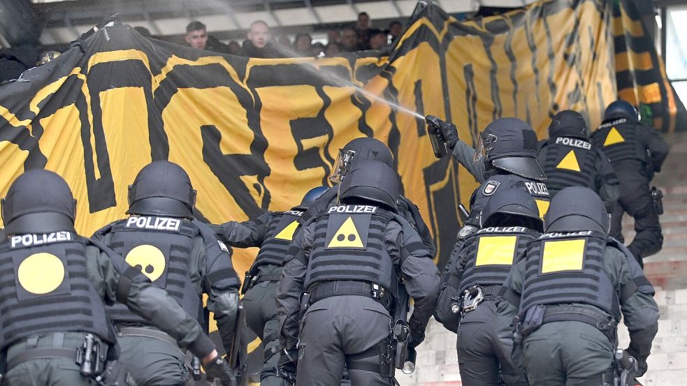 Die Polizei betritt den Pufferblock im Ostseestadion. Foto: Michael Schwartz/dpa