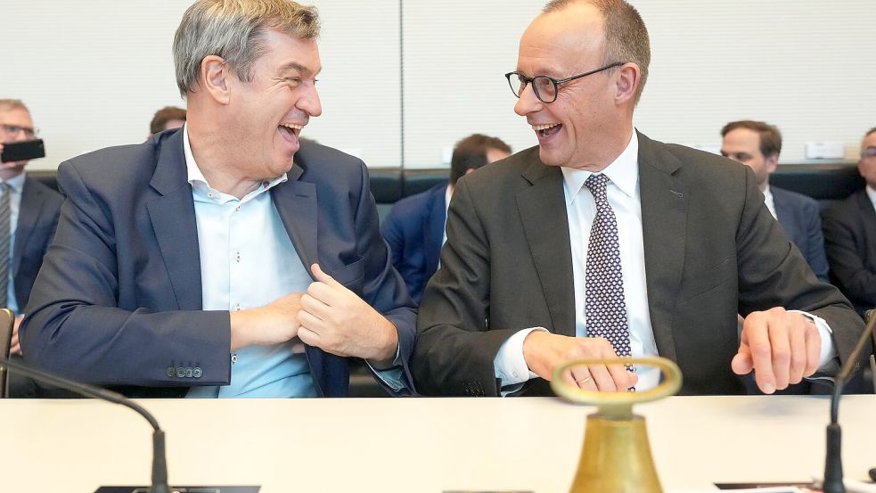 Bei der konstituierenden Sitzung der neuen Unionsfraktion präsentieren sich Wahlsieger Friedrich Merz (CDU) und CSU-Chef Markus Söder bestens gelaunt. Während die Union aufs Tempo drückt, setzt die SPD ihren eigenen Ton. Foto: Michael Kappeler/dpa