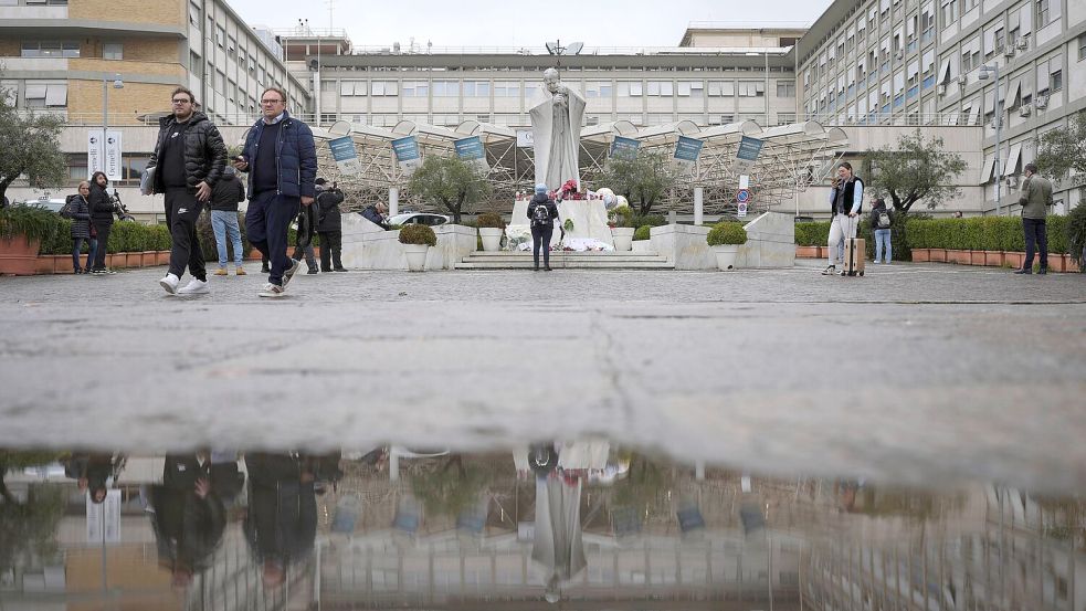 Für Papst Franziskus ist keine baldige Entlassung aus dem Gemelli-Krankenhaus in Sicht. Foto: Alessandra Tarantino/AP/dpa