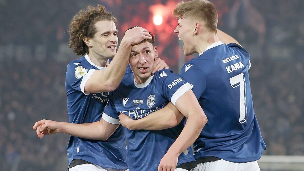 Marius Wörl (M) schoss Arminia Bielefeld mit 1:0 in Führung. Foto: Friso Gentsch/dpa