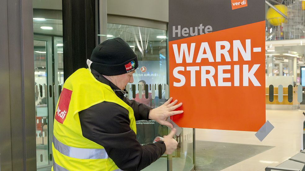 Die Gewerkschaft Verdi ruft zum Warnstreik am Hamburger Flughafen auf. Foto: dpa/Bodo Marks