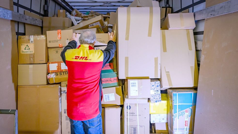 Ein DHL-Paketzentrum im Dezember 2024. Derzeit dürften sich die Paketmassen in so gut wie allen Paketzentren des Logistikers stauen, da es einen Warnstreik gegeben hat. Foto: Patrick Pleul/dpa