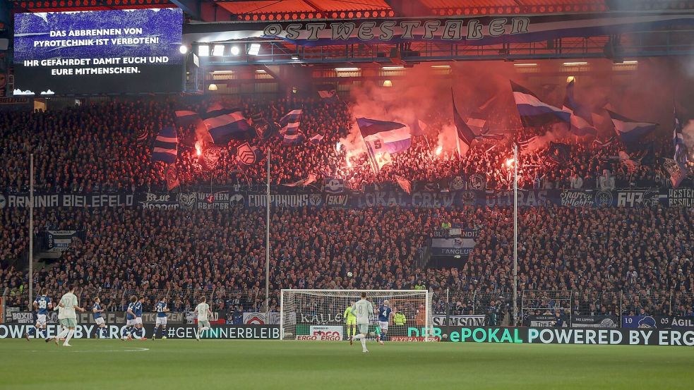 „Hexenkessel“ Bielefelder Alm: Die Arminia hat im eigenen Stadion schon drei Erstligisten rausgeworfen. Foto: Friso Gentsch/dpa