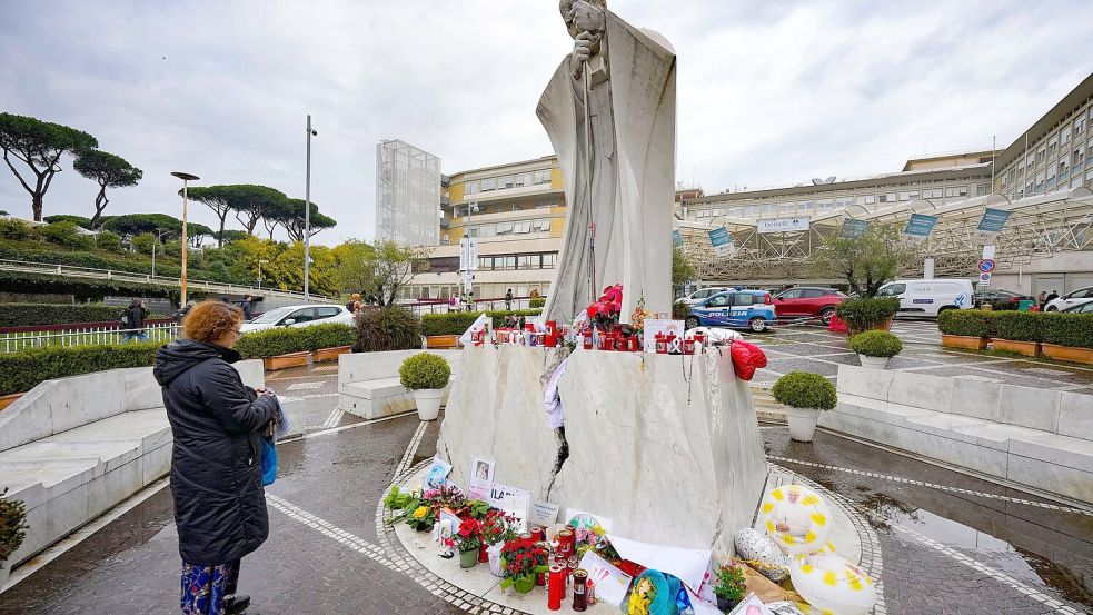 Papst Franziskus liegt seit Mitte des Monats im Gemelli-Krankenhaus, wo ein Denkmal an seinen Vorvorgänger Johannes Paul II. erinnert. Foto: Andrew Medichini/AP/dpa