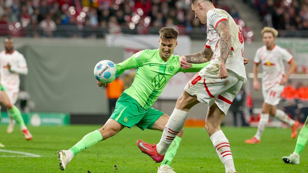 Wolfsburgs Kilian Fischer (l.) bekommt den Ball im Strafraum an die Hand. Foto: Jan Woitas/dpa