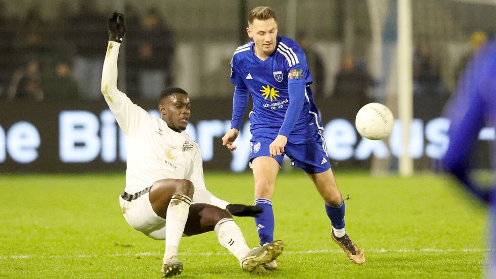 Teutonia Ottensen (links) stürzt sportlich ab, zieht sich in die Oberliga zurück. Im Dezember unterlagen die Hamburger bei Kickers Emden (Julian Stöhr) 2:3. Foto: Doden/Emden