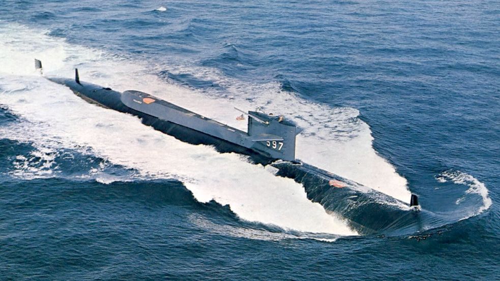 Steuerbordseitenansicht der Tullibee (SSN-597), wahrscheinlich kurz nach ihrer Indienststellung im Jahr 1960 aufgenommen. Die markanten Haifischflossenkuppeln sind für das Sonarsystem. Foto: USN/Robert Hurst