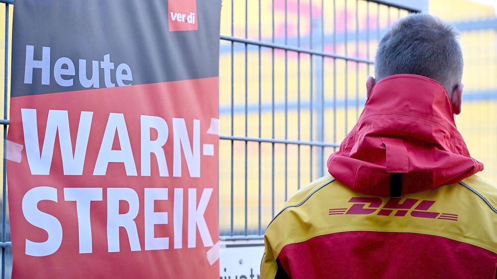 Ein warnstreikender DHL-Mitarbeiter an einem Standort der Post, die zu DHL gehört. Foto: Wolf von Dewitz/dpa