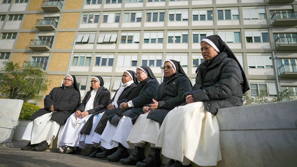 Im Gemelli-Krankenhaus von Rom, wo Nonnen beten, wird Papst Franziskus seit zwei Wochen stationär behandelt. Foto: Andrew Medichini/AP/dpa