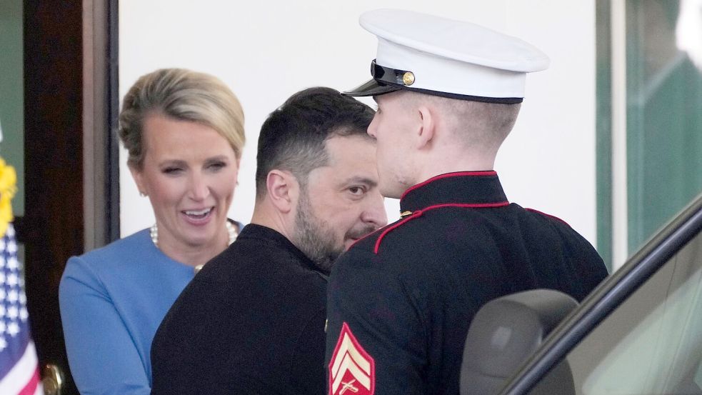 Selenskyj verlässt das Weiße Haus, ohne zu einer Vereinbarung mit Trump gekommen zu sein. Foto: Ben Curtis/AP/dpa