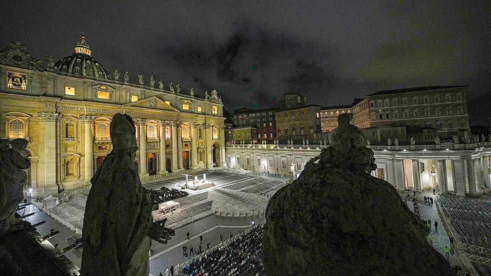 Auf dem Petersplatz haben am Abend wieder Tausende für Papst Franziskus gebetet. Foto: Andrew Medichini/AP/dpa