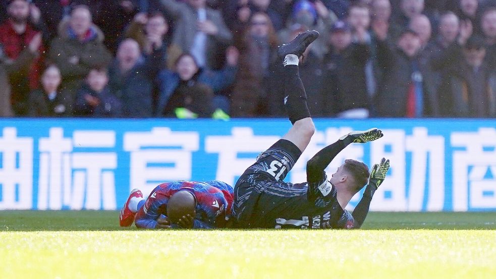 Millwall-Torhüter Liam Roberts sieht für sein Foul die Rote Karte - aber erst nach einem VAR-Eingriff. Foto: Zac Goodwin/PA Wire/dpa