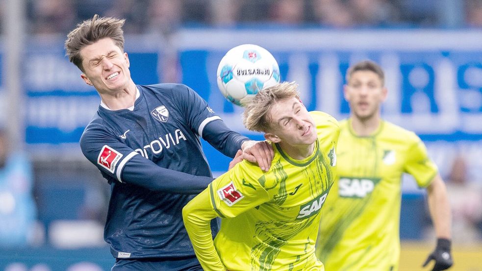 Von Beginn an zeigte sich zwischen Bochum und Hoffenheim eine umkämpfte Partie. Foto: David Inderlied/dpa