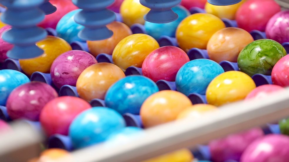 Vogelgrippe und hohe Nachfrage - werden bunte Eier in diesem Jahr teurer? (Symbolfoto) Foto: Karl-Josef Hildenbrand/dpa