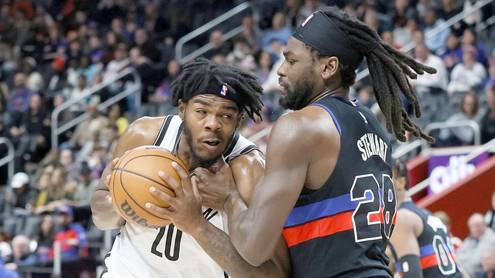 Isaiah Stewart (r) und Detroit Pistons besiegten die Brooklyn Nets. Foto: Duane Burleson/AP/dpa