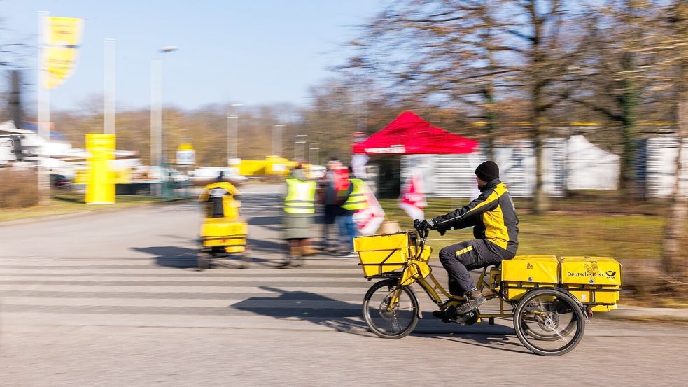 Die Deutsche Post will nach Warnstreiks liegengebliebene Sendungen rasch nachliefern. (Archivbild) Foto: Philipp von Ditfurth/dpa