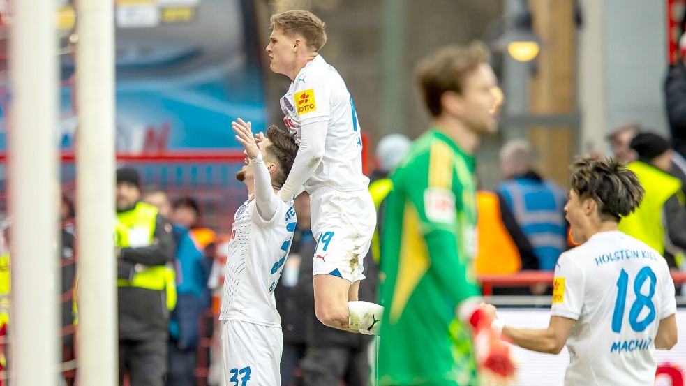 Tor ohne Ankündigung: Armin Gigovic jubelt vor den Kieler Fans. Foto: Andreas Gora/dpa