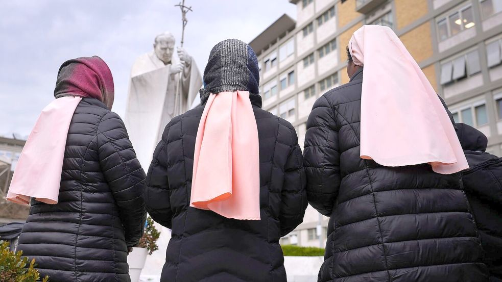 Papst Franziskus liegt seit mehr als zwei Wochen im Gemelli-Krankenhaus, wo vor einem Denkmal von Johannes Paul II. Nonnen für ihn beten. Foto: Kirsty Wigglesworth/AP/dpa