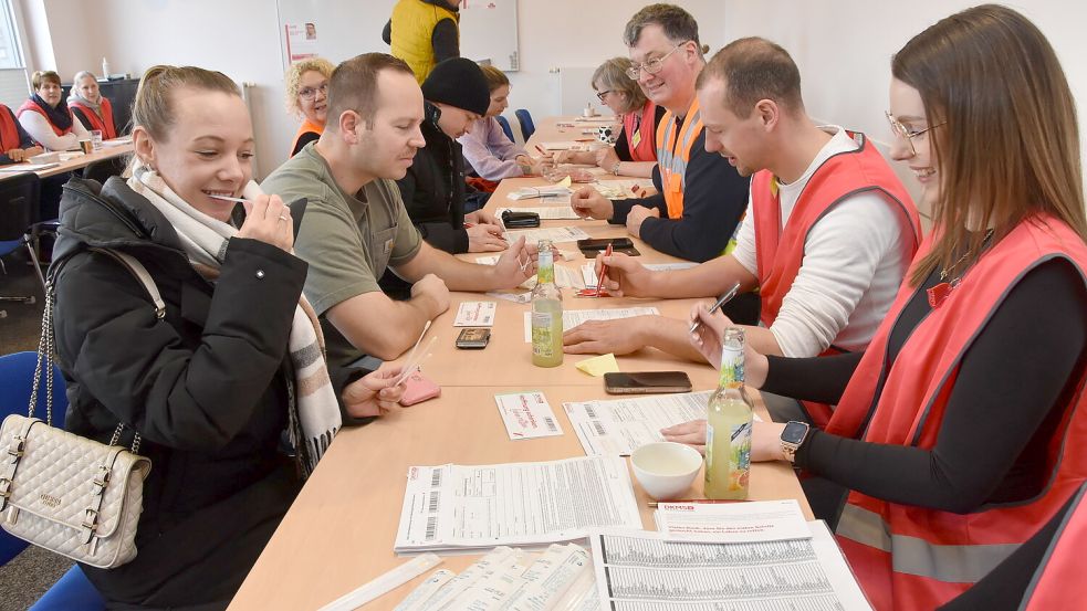 Über je drei Abstriche ihrer Mundschleimhaut ließ sich auch die Auricherin Ines Wirdemann (links) am Sonntagmittag im Feuerwehrhaus Tannenhausen als potenzielle Stammzellenspenderin typisieren. Foto: Thomas Dirks