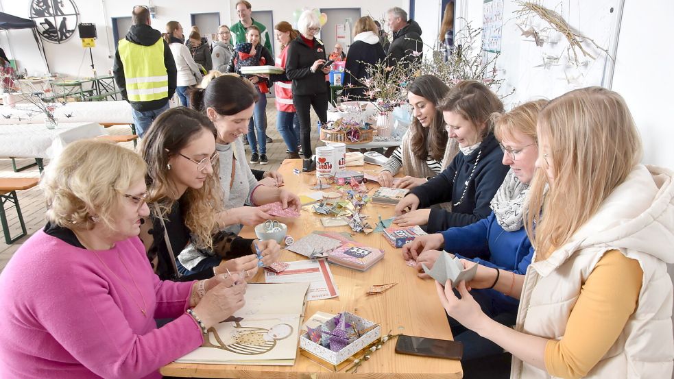 Auch am Sonntag wurde noch gebastelt: 4000 aus Papier gefaltete Kraniche wurden gegen Spenden abgegeben. Foto: Thomas Dirks