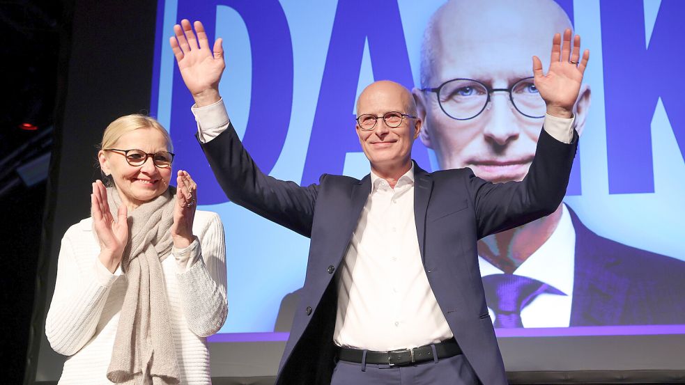 Hamburgs Erster Bürgermeister Peter Tschentscher (SPD) und seine Ehefrau Eva-Maria freuen sich über den Sieg der SPD. Foto: dpa/Christian Charisius