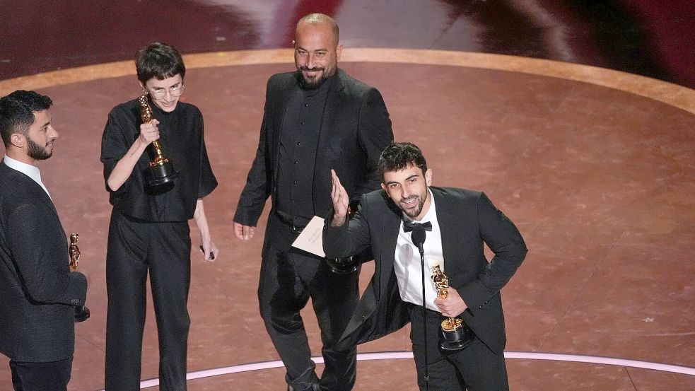 Das palästinensisch-israelische Kollektiv rund um Yuval Abraham gewann einen Oscar für den Dokumentarfilm „No Other Land“. Foto: Chris Pizzello/Invision/AP/dpa