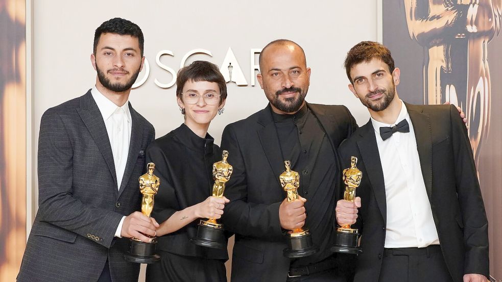 Basel Adra (l-r), Rachel Szor, Hamdan Ballal und Yuval Abraham haben einen Oscar für den besten Dokumentarfilm gewonnen. Foto: Jordan Strauss/Invision/AP/dpa