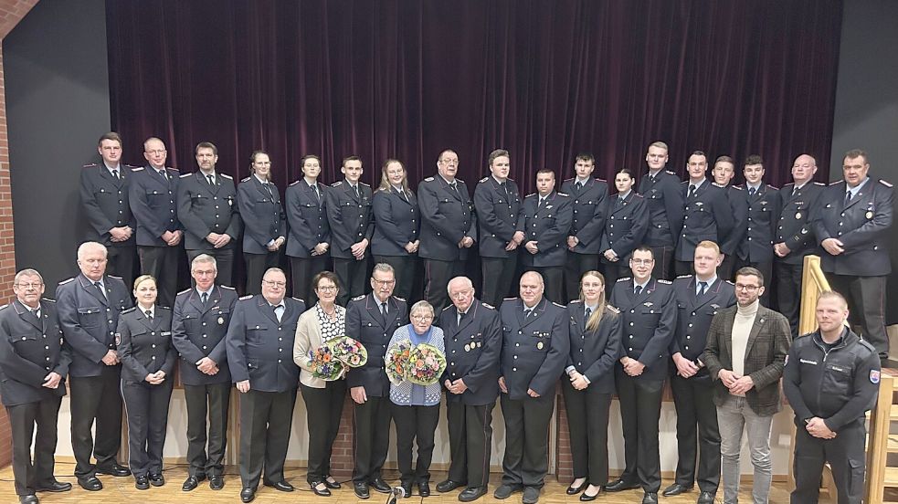 Auf der gemeinsamen Jahreshauptversammlung gaben die Feuerwehren Marcardsmoor und Wiesmoor mit ihren Gästen ein imposantes Bild ab. Foto: privat