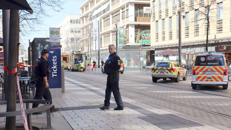 Nach der Todesfahrt in Mannheim bleiben Kaufhäuser am Dienstag geschlossen. Foto: René Priebe/dpa