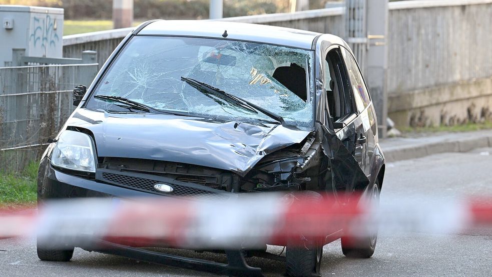 Wieder ist ein Auto in eine Menge gerast. Foto: Boris Roessler/dpa