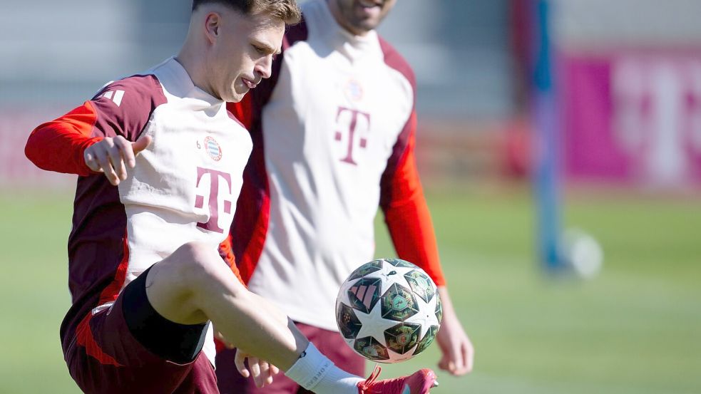 Bereit für Leverkusen: Joshua Kimmich (l) nach seiner Verletzungspause beim Bayern-Training. Foto: Sven Hoppe/dpa