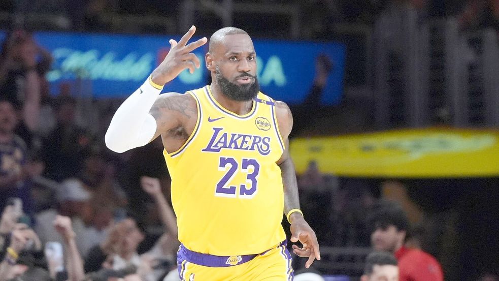 Drei Punkte gab es für den Wurf, mit dem LeBron James die Marke von 50 000 Punkten in der NBA durchbrach. Foto: Jae C. Hong/AP/dpa