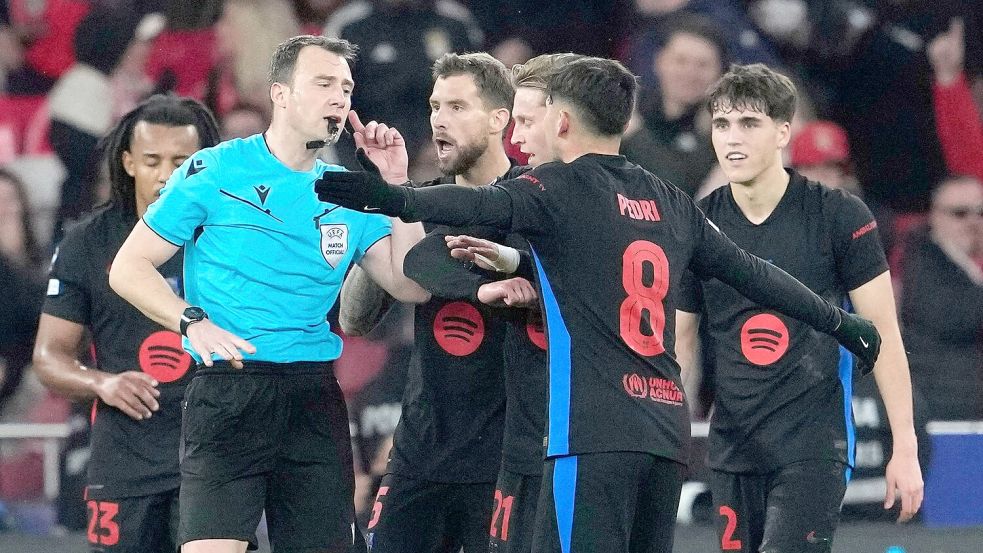 Der deutsche Schiedsrichter Felix Zwayer (2.v.l) hatte beim Spiel Benfica gegen Barcelona alle Hände zu tun. Foto: Armando Franca/AP/dpa