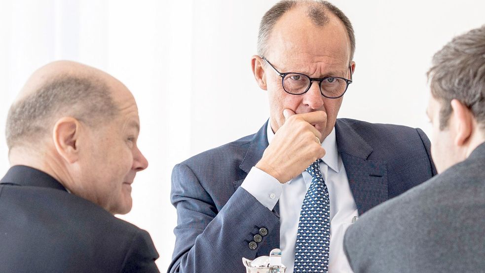 Der wahrscheinliche nächste Bundeskanzler Friedrich Merz (CDU) berät im Kanzleramt mit Amtsinhaber Olaf Scholz (SPD) und SPD-Chef Lars Klingbeil über das weitere Vorgehen. Foto: Guido Bergmann/Bundesregierung/dpa