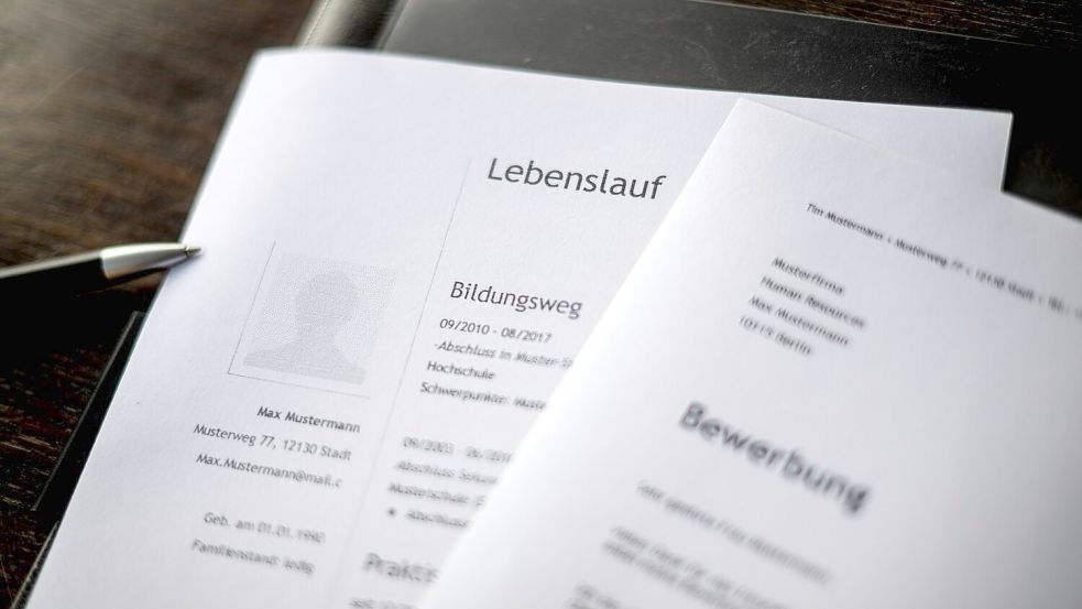 Mehr als jeder Dritte kann sich einer Befragung zufolge einen Jobwechsel vorstellen oder plant diesen. (Illustration) Foto: picture alliance/dpa